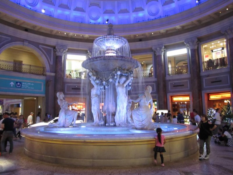 <p>Fountain in the middle of the mall</p>