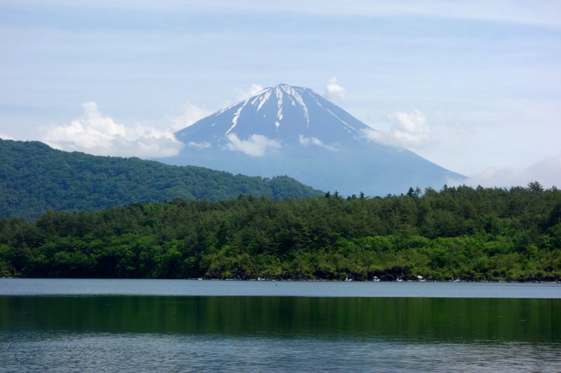 Облака расступились и открыли гору Фудзи, дует небольшой ветерок, и поверхность озера выглядит спокойной