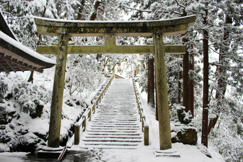 Cầu thang dẫn lên đền chính trong tuyết trắng