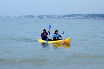 Team Tiwal Japan paddle back to shore so the next pair in the team can start their leg