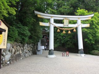 Le torii blanc à l'entrée du sanctuaire 