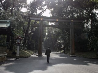 Một doanh nhân đang thong dong đi về phía Meiji Jingu Torii, hay chính là cồng vào của khu đền 