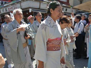 Anggota komunitas setempat mengenakan kostum tradisional
