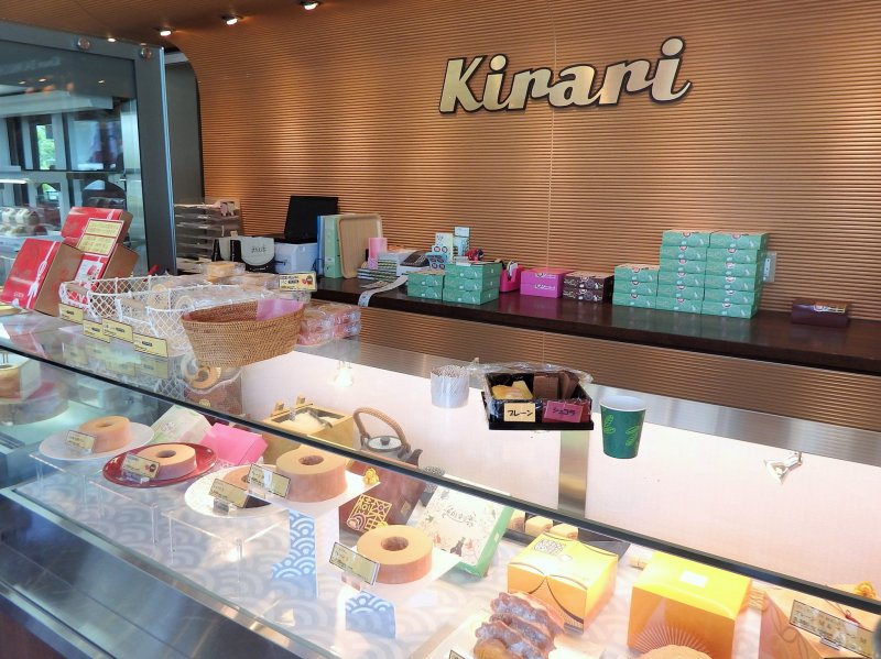 ร้านขายขนมเค็ก คิระริ ขายขนม baumkuchen หลากหลายชนิด