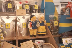Dolls in Swedish colors inside a tea stand