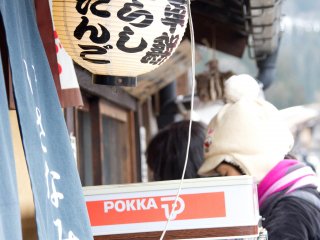 Many street stalls sold mitarashi-dango snacks