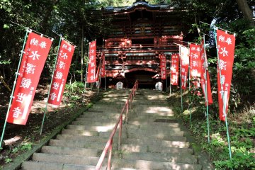 O Portão Vermelho do Mizusawa Kannon