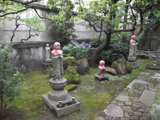 Những bức tượng được đặt trong một khu vườn nhỏ