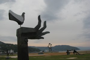 Скульптуры в прибрежном парке 