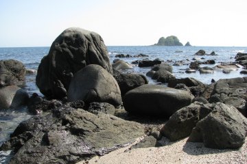 Живописные камни на берегу