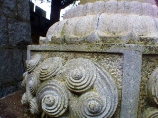 Ngôi chùa được trang trí với những bức tượng đá tinh xảo