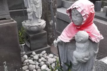 Buddhist statues among the graves