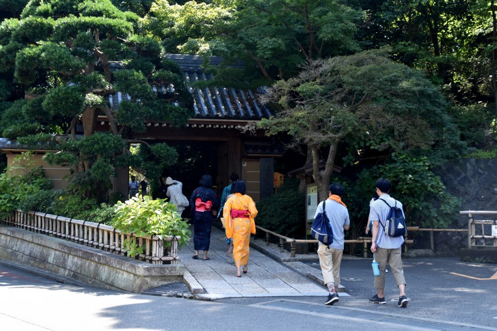 Many tourists were visiting the temple even on a weekday