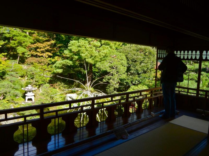 <p>วิวสวยๆ ของสวนญี่ปุ่นจากหน้าต่างชั้นสอง</p>