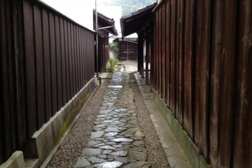 The path between the kura holding the Mino City archives.