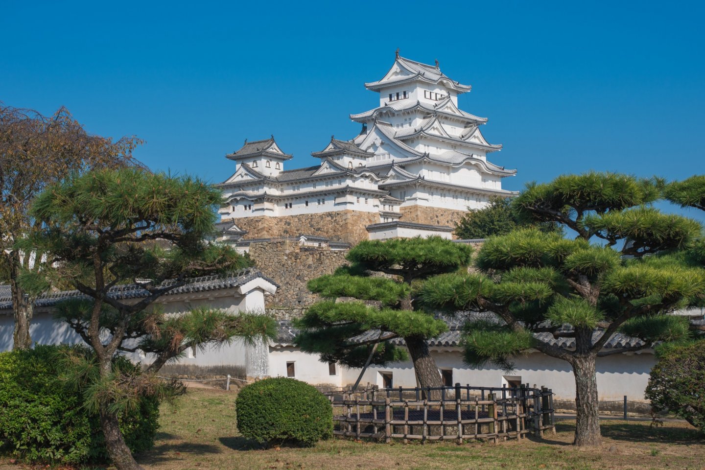 It\'s easy to see why Himeji Castle is also called the White Heron Castle!