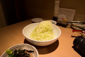The "Chosuke" salad piled high like a mountain