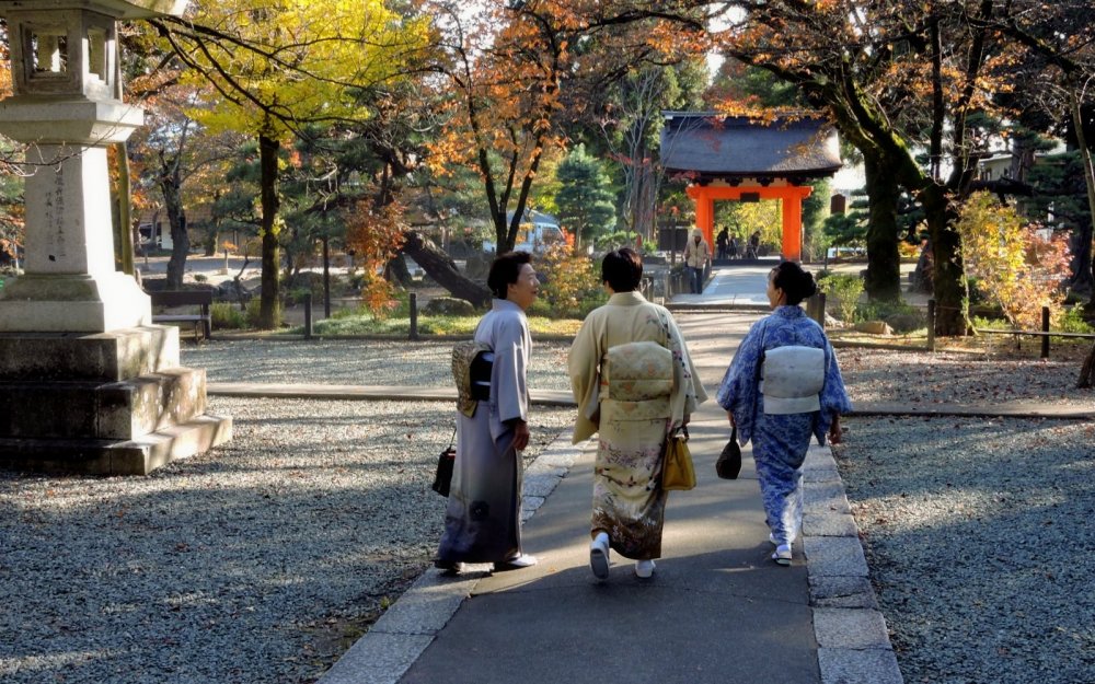 Un trio de femmes en kimono