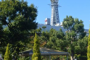Menara Tsutenkaku terlihat di area kebun binatang