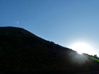 山の端に昇る朝日