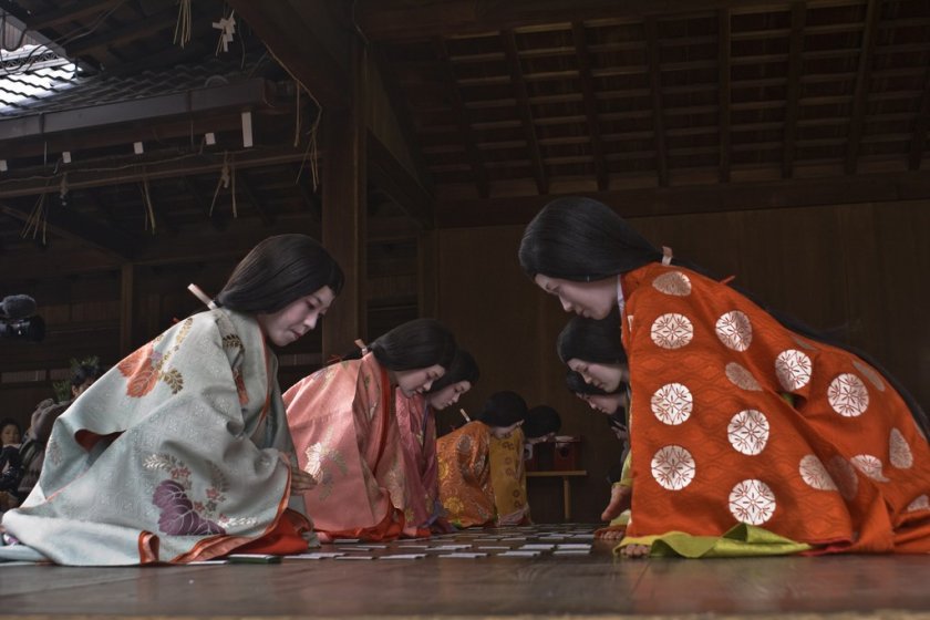 Phụ nữ trong trang phục Juni-hitoe chơi bài Karuta
