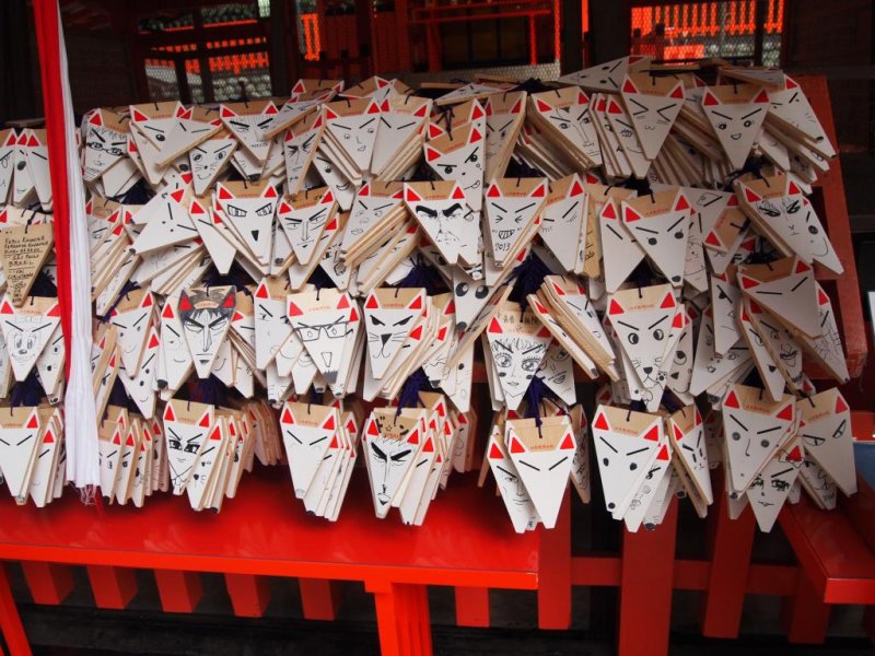 <p>Храм Фушими Инари. Стол исполнения желаний, написанных на бумажных лисьих мордочках.</p>