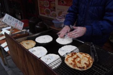 중화요리점 앞에 팔던 교자야키만이라는 음식.
큰 사이즈의 교자를 일단 만들고 그걸 얇게 넓혀서 굽는 음식입니다.