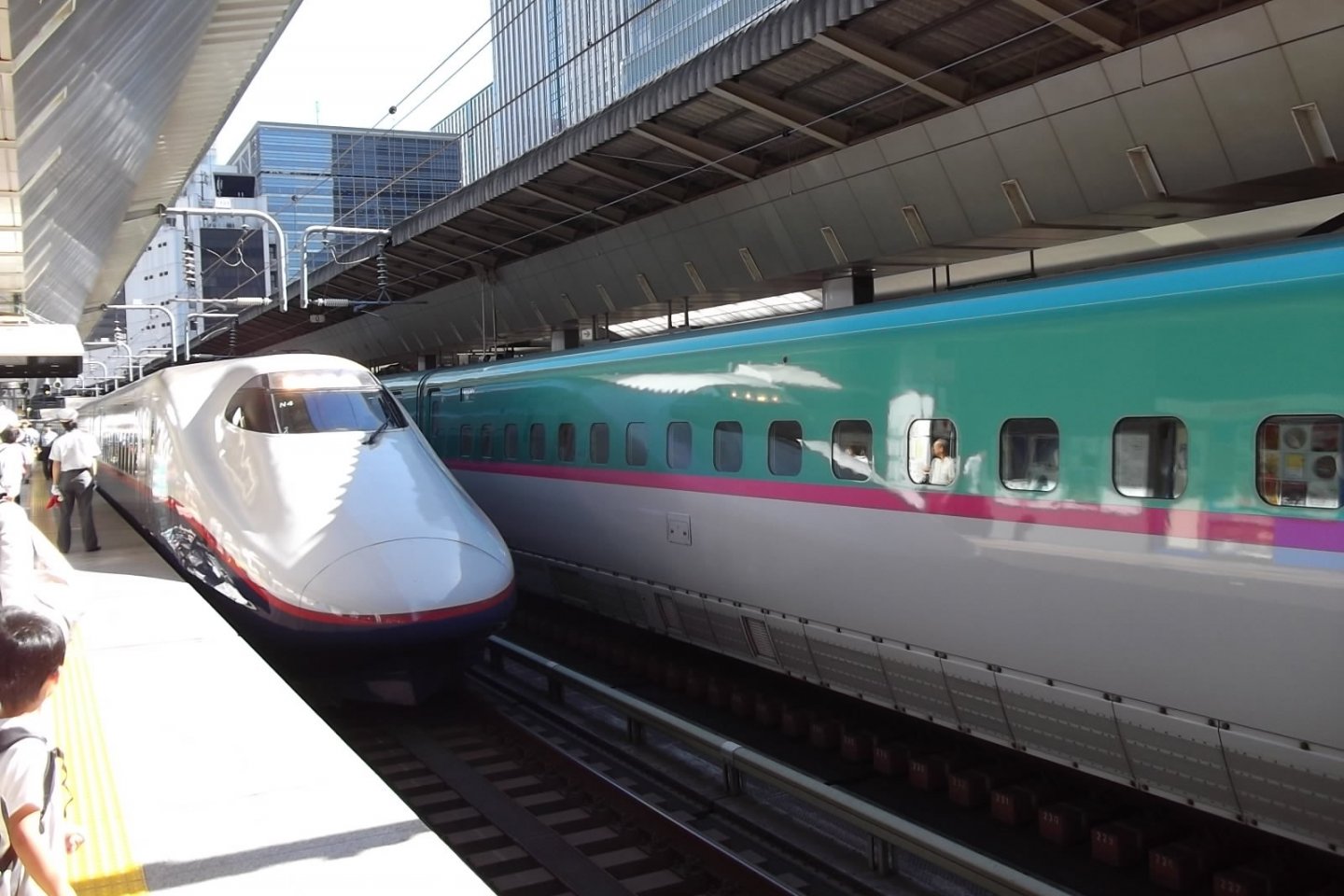 استعمل بطاقة السكك الحديدية اليابانية لركوب قطارات كهذه