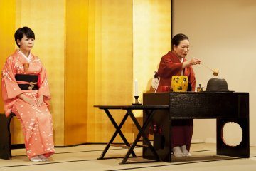 Tea ceremony: in "ryurei" style