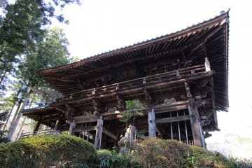The imposing main entrance to Hosenji temple
