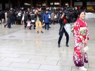 There were many people at the shrine taking photos of the kimono-wearing adults.