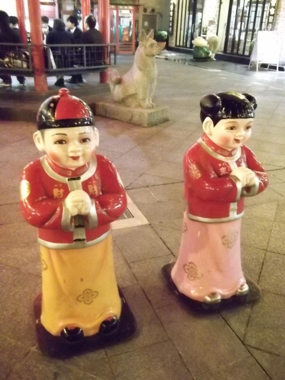 Những bức tượng ở quảng trường là điểm nhấn của khu phố Nankin
