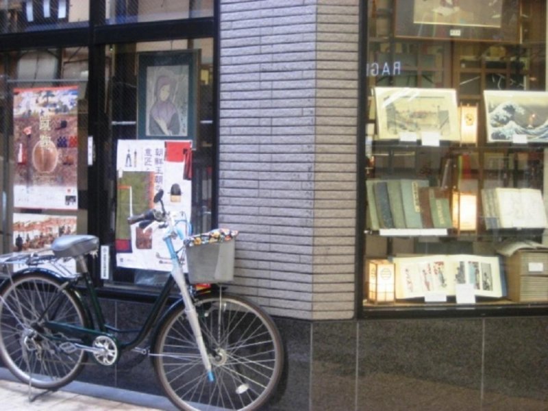 Fantastic window display of rare books Shin Hanga, Sosaku Hanga and Ukiyo e at Daishodo in Teramachi Kyoto and it makes a great cycling pit stop and to find out about local events