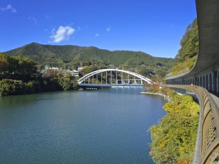 Start of the hiking trail across Lake Sagami bridge