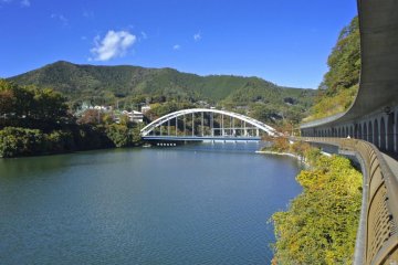 Start of the hiking trail across Lake Sagami bridge