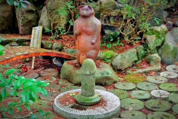 Many interesting figures are arranged around the shrine