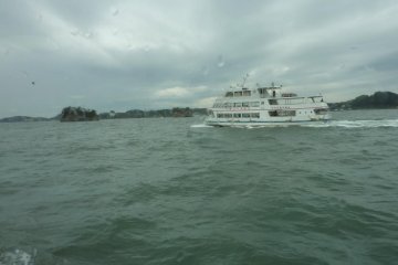 <p>Passing another sightseeing boat in Matsushima Bay.</p>