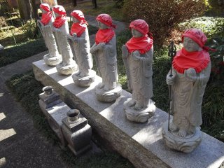 Enam patung pada pintu masuk 