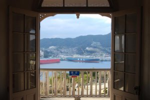 Pemandangan ke atas pelabuhan Nagasaki dari salah satu rumah