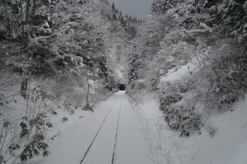 Approaching a tunnel on the Akita Nairiku Line