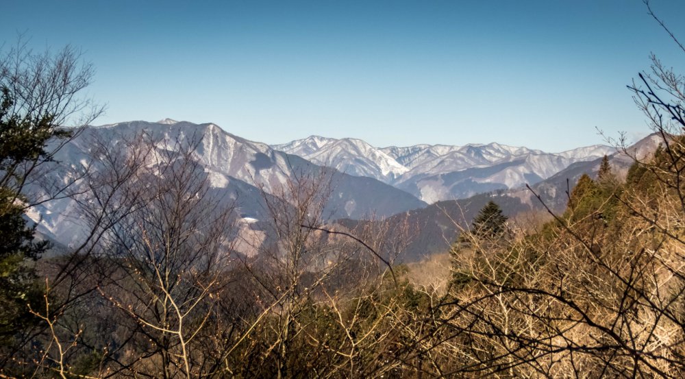 Khi đi ngang qua núi Mitake đến núi Hinode có thể nhìn thấy một số ngọn núi tạo nên Vườn Quốc gia Okutama-kai đẹp như tranh vẽ