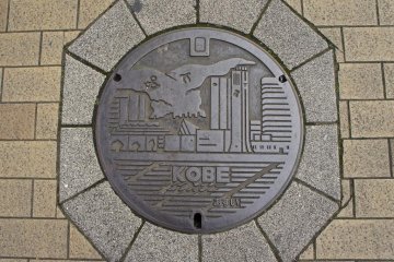 <p>Люк муниципального здания Кобе</p>