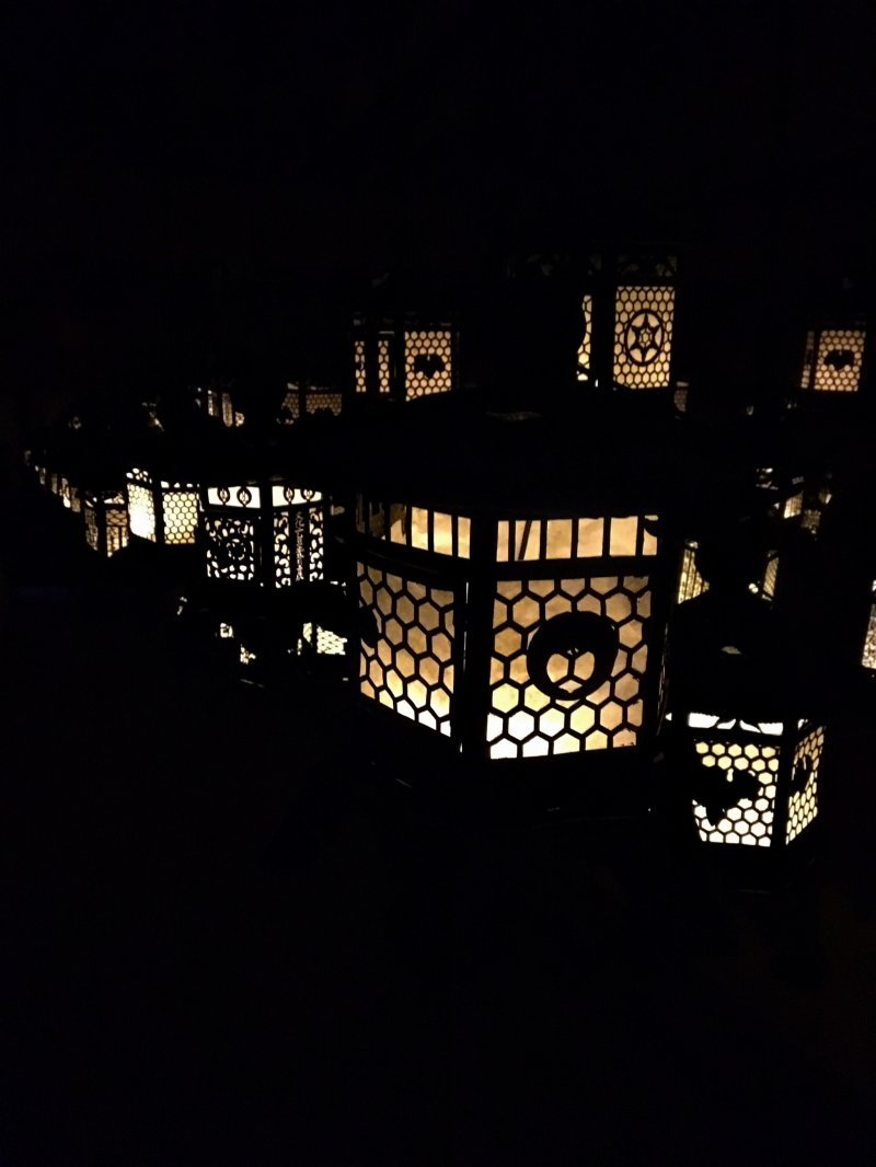 Flickering lanterns in the darkened "Sea of Wisteria" Room, Fujinami no ya, recreating the atmosphere of semi-annual lantern festivals