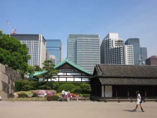 Les jardins est sont entourés de gratte-ciels du centre de Tokyo