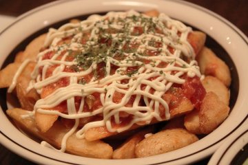 <p>Those magnificent fries with cheese &amp; salsa!</p>