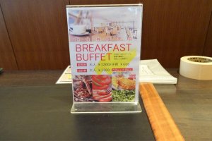 มีบริการอาหารเช้าในราคา 1200 เยนสำหรับผู้ใหญ่ 600 เยน สำหรับเด็ก