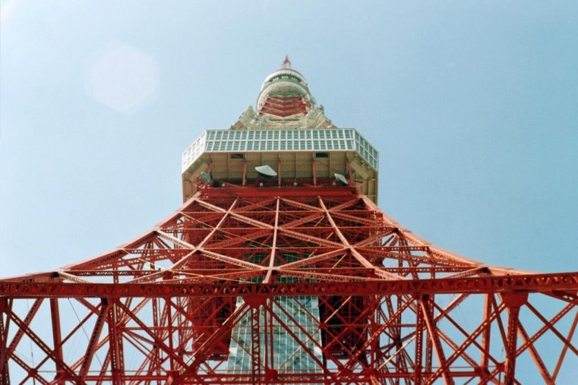 Vue au pied de la tour de Tokyo