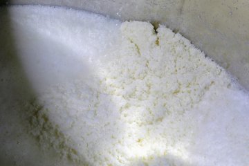 누룩은 이미 쌀, 코지, 물의 혼합물에 첨가되어 활발하게 발효되고 있다.
