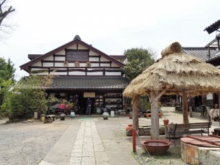 ไดเซ กะมะ (Daisei Gama) ในเมืองมะชิโกะ เป็นทั้งสตูดิโอ เวอร์ช็อป (workshop) และร้านค้า
