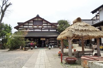 ไดเซ กะมะ (Daisei Gama) ในเมืองมะชิโกะ เป็นทั้งสตูดิโอ เวอร์ช็อป (workshop) และร้านค้า